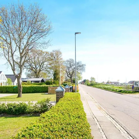 8 Person In Odder-by Traum *